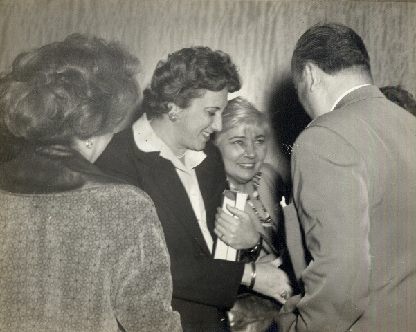 Foto de La subdirectora Maruja Iglesias y otros invitados junto al poeta Pablo Neruda, 13 de diciembre de 1960. Colección de fotografías BNJM. 